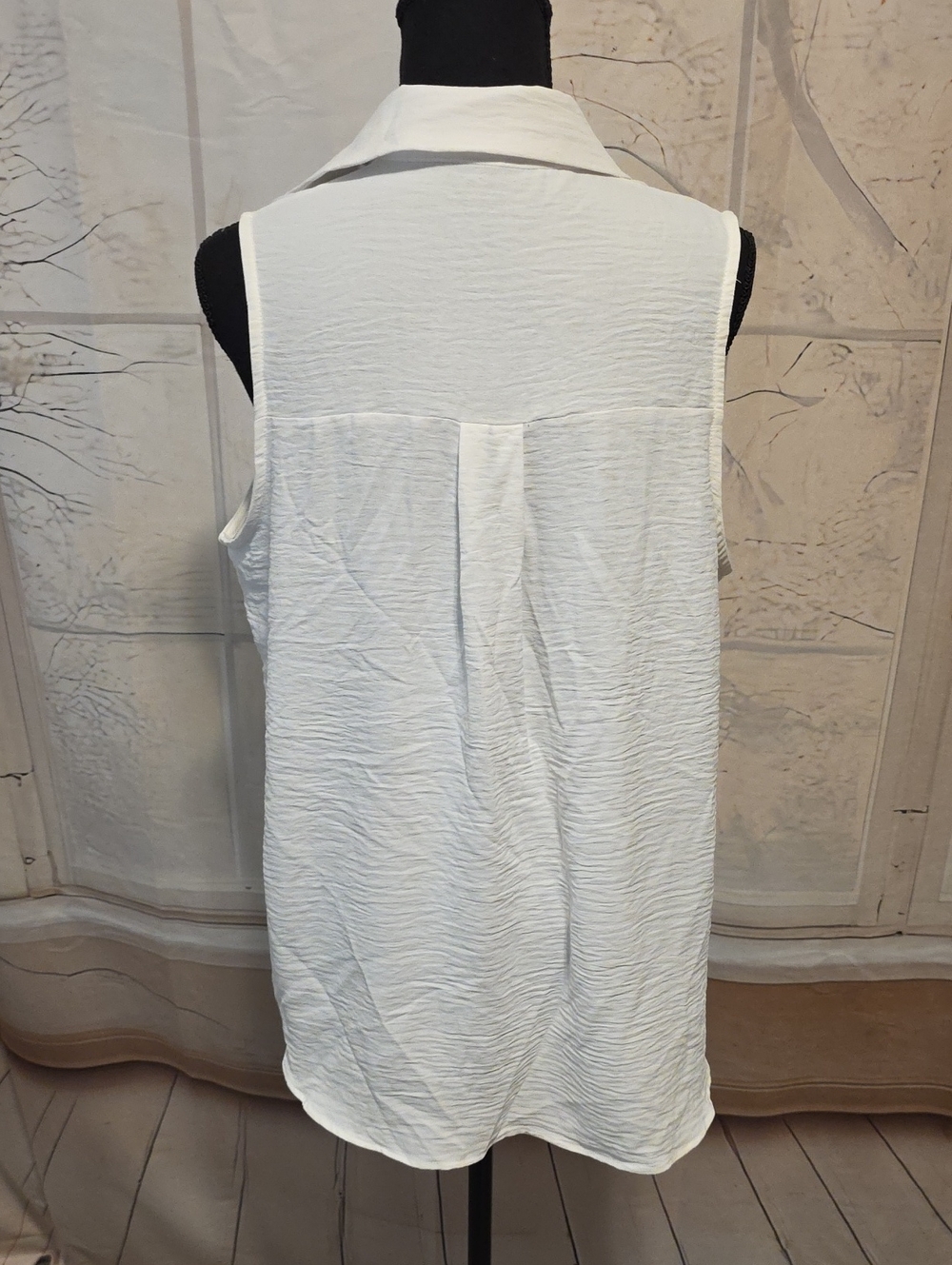 Kohl's White Sleeveless Button-Down Collared Top - Picture 4 of 5